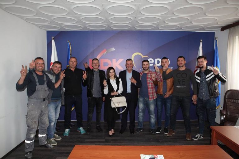Qytetarë të shumët në mbështetje të kryetarit Imri Ahmeti