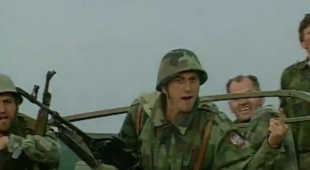 Video e rrallë: Ushtarët serbë duke sharë gazetarët kur po e lëshonin Kosovën në vitin 1999