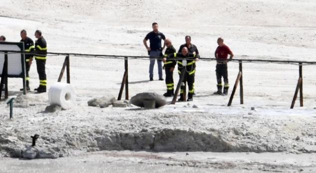 11-vjeçari vdes bashkë me prindër, pasi bien në krater vullkanik (Foto)