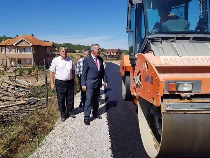 Asfaltohen rrugicat e fshatit Kraishtë (FOTO)