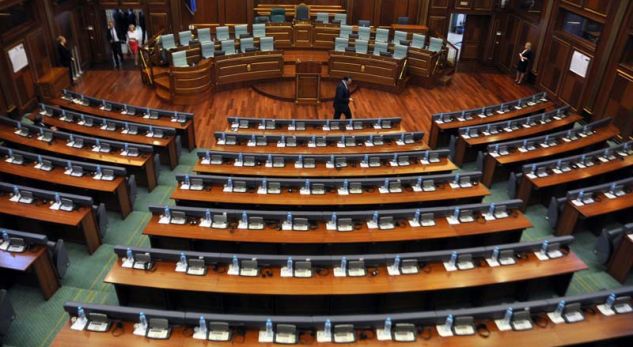 Deputetët bllokojnë Kuvendin