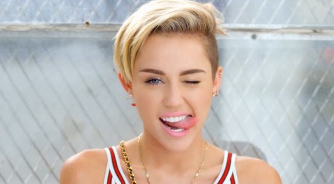 Miley Cyrus zhvishet e tëra (Foto+16)