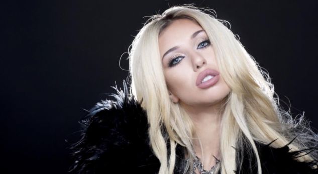 Adelina më e bukur e thjesht