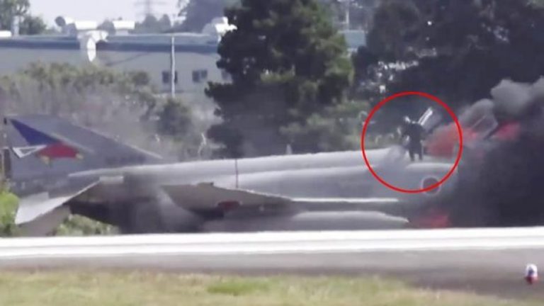 Momenti kur piloti rrezikon jetën duke u futur në kabinën e aeroplanit që ishte përfshirë nga flaka, për ta nxjerrë kolegun e tij (Video)