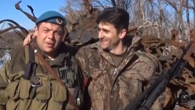Luftëtarët serbë të paguar nga forcat proruse në Ukrainë, përshëndesin politikanët në Beograd nga vija e frontit (Video)