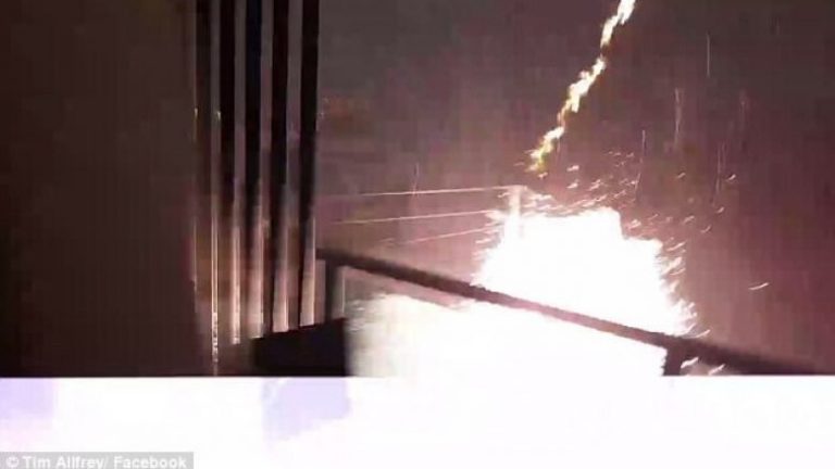 Po filmonte me telefon shirat e rrëmbyeshëm, rrufeja për centimetra nuk e godet burrin (Video)