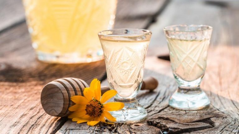 Rakia me mjaltë ngre imunitetin: Recetë e thjeshtë për likerin më shërues!