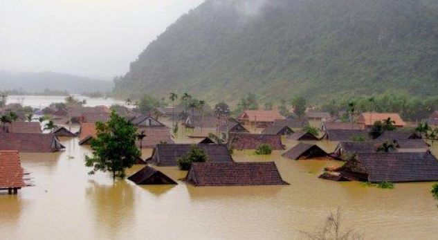 Rreth 40 të vdekur në vërshime dhe rrëshqitje të dheut në Vietnam