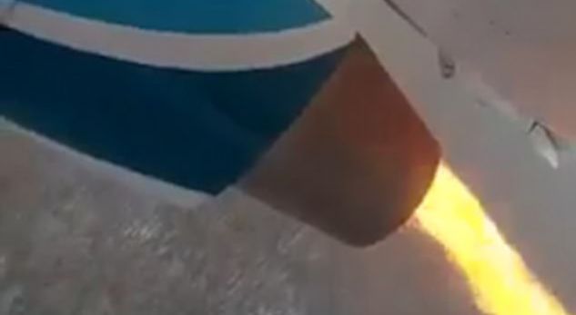 Motori i aeroplanit merr flaken, tmerrohen udhëtarët