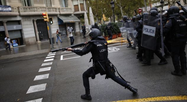 Rreth 40 të lënduar si pasojë e dhunës së policisë spanjolle ndaj votuesve në Kataloni