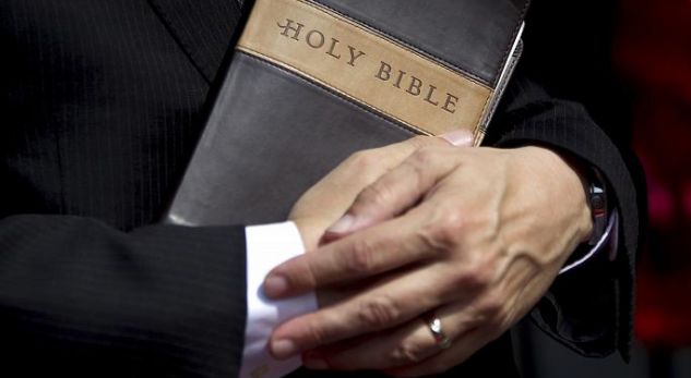 Gjykatësi e përdor biblën për ta arsyetuar dhunën ndaj gruas