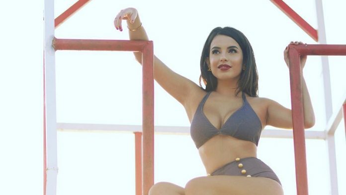 Me bikini, ‘’zbërthehet’’ Armina Mevlani: ‘’50 hijet e mia’’ (FOTO)