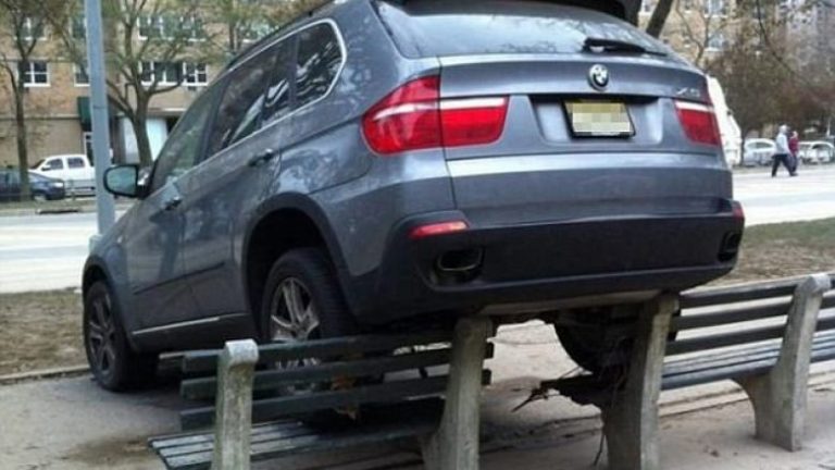 Shoferët që parkuan veturat në hapësirat më të pazakonshme (Foto)