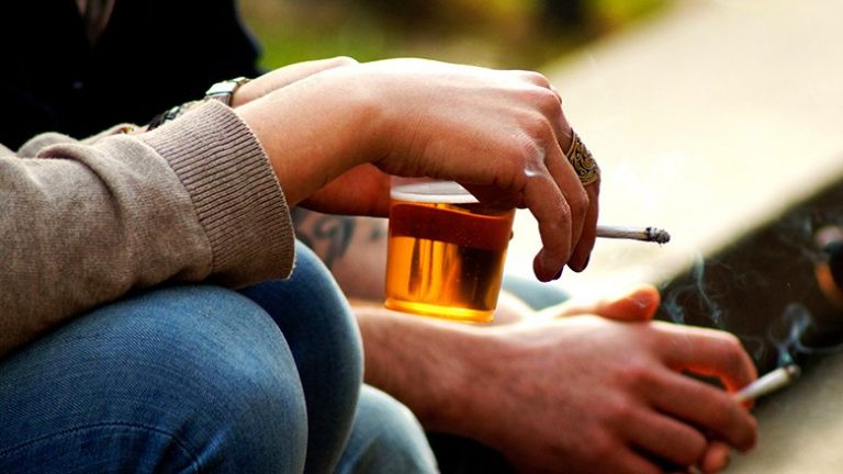 Katër artikuj të cilët pastrojnë mushkëritë nga nikotina në çastin kur i merrni