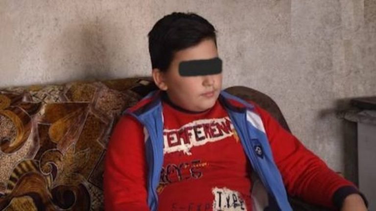 Adoleshenti shqiptar që po shtang mjekët, temperatura trupore e tij sillet nga 39 deri në 40 gradë (Video)