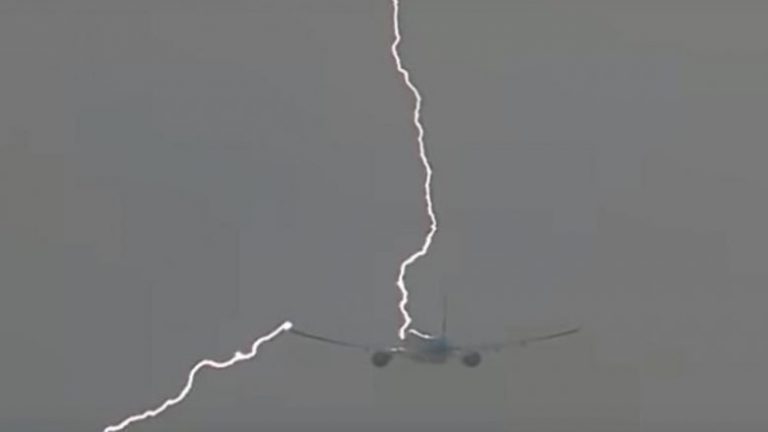 Pamje rrëqethëse, aeroplani me pasagjerë goditet nga rrufeja (Video)