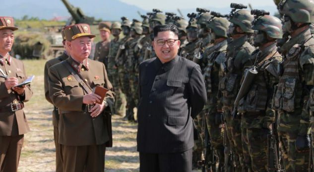 Kim Jong-un zhgënjen njësitet elitare, ushtarëve të uritur u dhuroi cigare