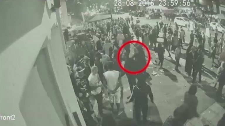 E qëllojnë me pushkë në gjoks në prezencë të qindra të rinjve, kamerat e sigurisë filmojnë momentin rrëqethës (Video, +18)