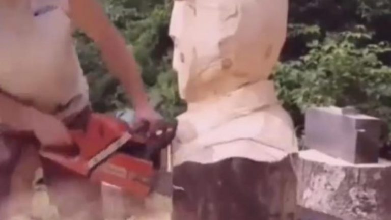 Mori motosharrën në dorë dhe nga druri realizoi portretin e Elvis Presley (Video)