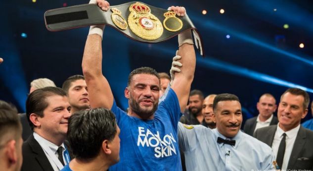 ​Boksieri gjerman Charr mposht rusin Ustinov për titullin e kampionit në WBA