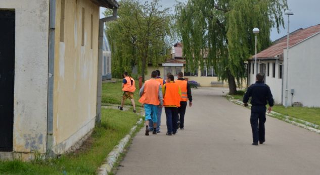 Jeta prapa grilave: Si jetojnë të burgosurit e Lipjanit