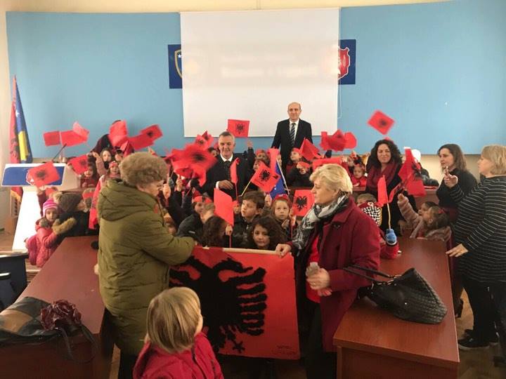 Fëmijët i dhuruan Kryetarit Ahmeti Flamurin Kombëtar të punuar nga vetë ata (FOTO)
