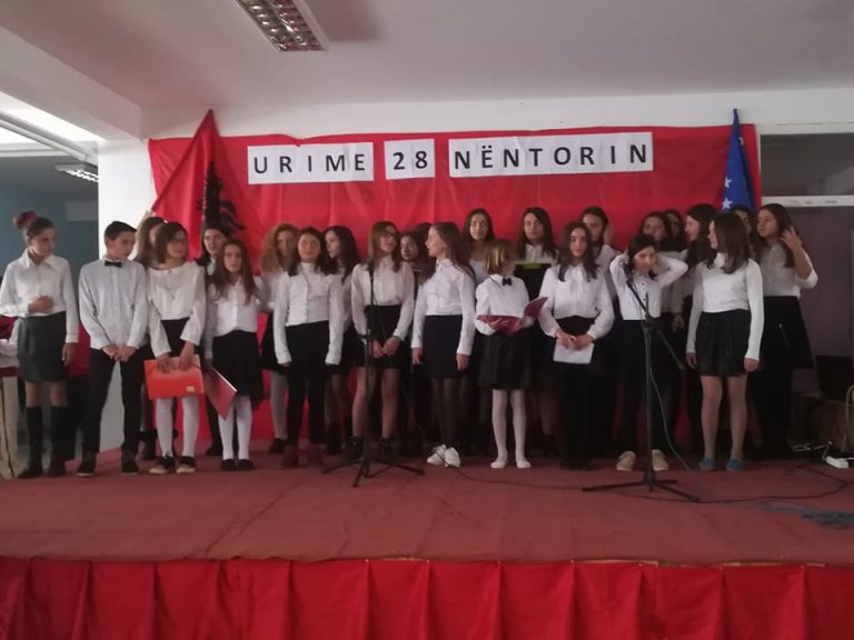 Shkolla “Ismajl Luma” feston 28 Nëntorin (FOTO)