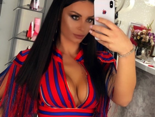 Nën tingujt e muzikës së Fifit, Marina zbulon gjoksin (Video)