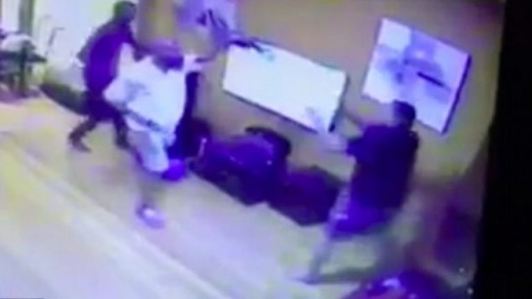 Hajnat e armatosur futen në shtëpinë e çiftit bashkëshortor dhe i qëllojnë në prezencë të fëmijës së tyre, vetëm që t’ua vjedhin televizorin (Video, +18)