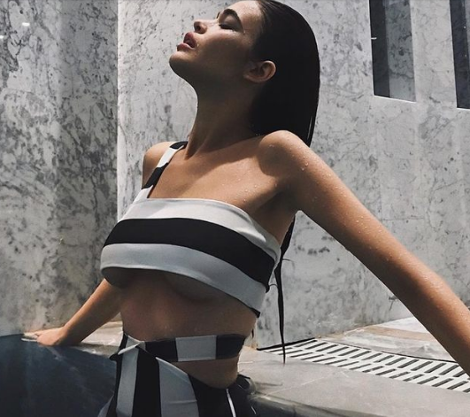 Modelja shqiptare ekspozon të pasmet pa fije turpi (Foto)
