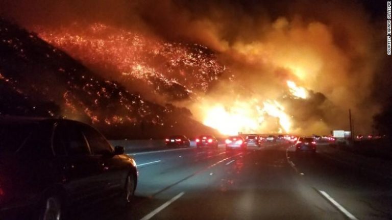 Zjarri përshinë Los Angelos-in, digjen mbi 500 shtëpi (Video/Foto)
