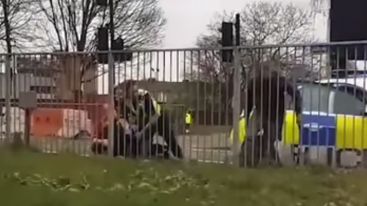 I arrestuari ikën nga vetura e tyre, pasi policët e ngathët e kishin lënë derën hapur (Video)