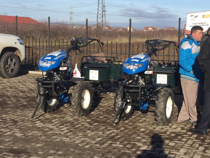 Shpërndahen motokultivatorë për bujqit në Lipjan (FOTO)