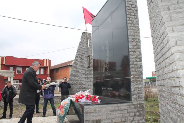Homazhe pranë lapidarit të Komandantit të Brigadës “135 Agim Zeneli” të UÇK-së, Lulzim Morina (Komandant Luli)