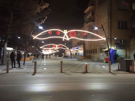 Ndizen dritat festave të fundvitit në sheshin “Adem Jashari” në Lipjan (FOTO)