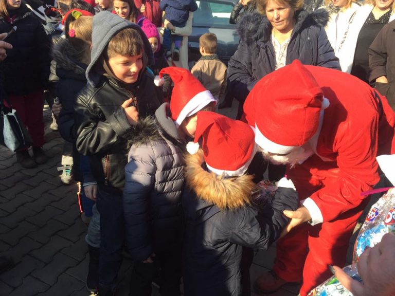 Të rinjët e LDK-së Lipjan shpërndajnë dhurata për fëmijët me nevoja të veçanta (FOTO)