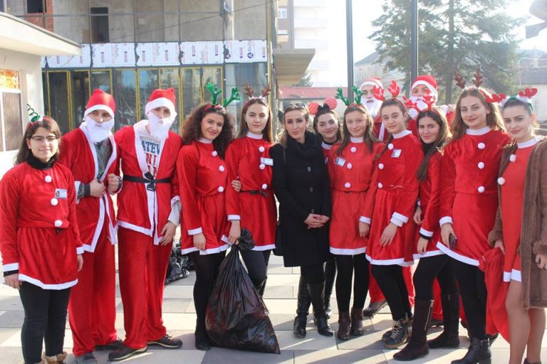 Shpërndahen dhurata për fëmijët në sheshin “Adem Jashari” në Lipjan