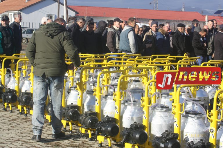 80 fermerë lipjanas përfitojnë makina mjelëse (FOTO)