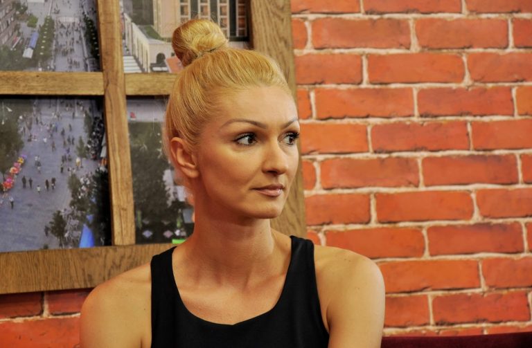 Diellza Kolgeci gjysmë e zhveshur në mes të borës