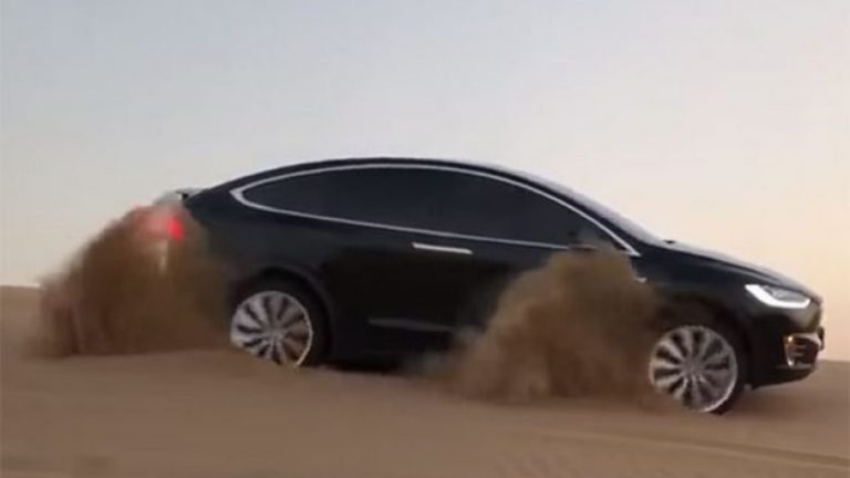 Tesla Model X nuk e ka problem të shpejtojë nëpër dunat e shkretëtirës (Video)