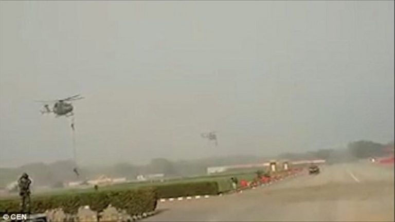 Ushtarët indian bien në tokë, pasi u këputet litari derisa po lëshoheshin nga helikopteri (Video, +16)