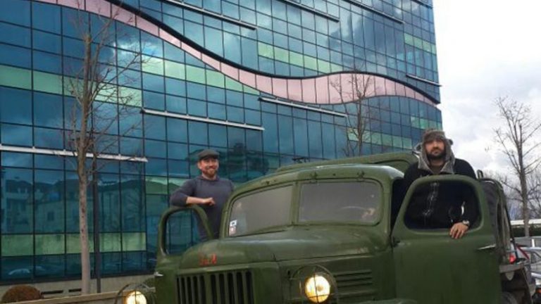 Mbërrin në Tiranë, shqiptari i nisur nga Londra me automjetin ushtarak të komunizmit (Foto)