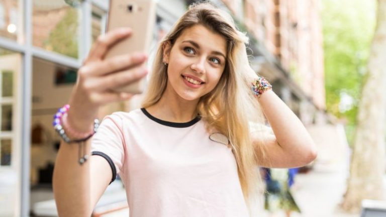 ‘Selfiet’ janë të dëmshme për shëndetin: Simptomat që tregojnë se jeni të varur nga ky fenomen