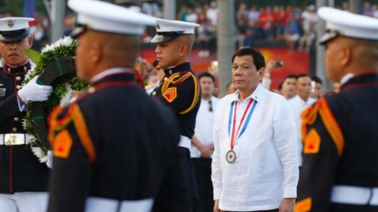 Duterte, ushtarëve: Nëse bëhem diktator, më qëlloni për vdekje