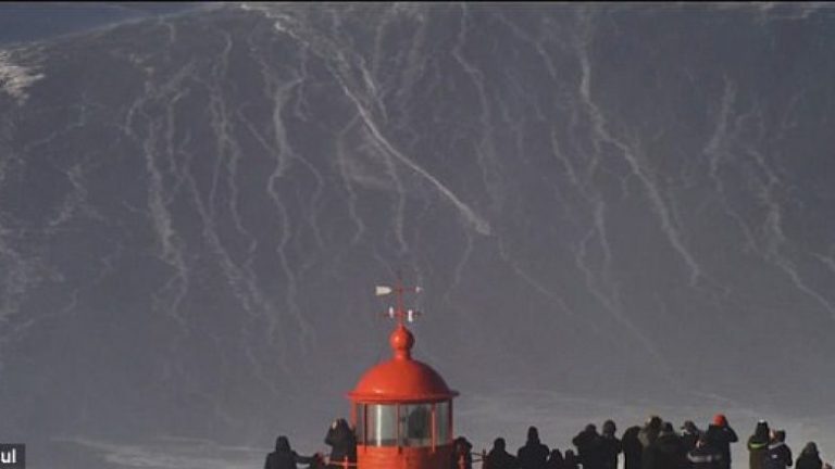 Bën “surf” mbi valët 25 metra të larta (Video)