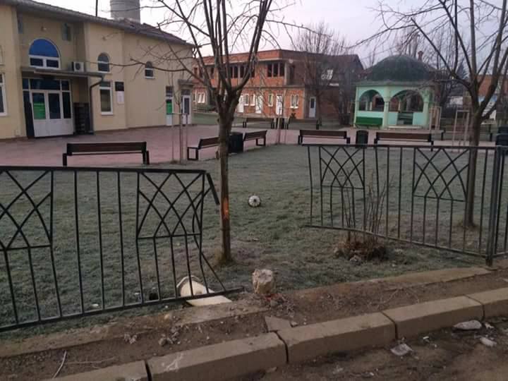 Dje në mbrëmje u dëmtuan rrethojat e Xhamisë së Lipjanit (FOTO)