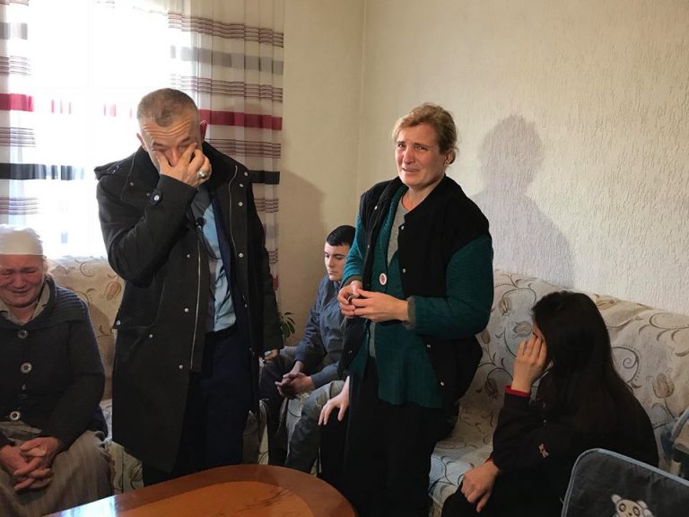 Nëna me 3 fëmijë jetimë në Lipjan bëhet me banesë të re (FOTO)