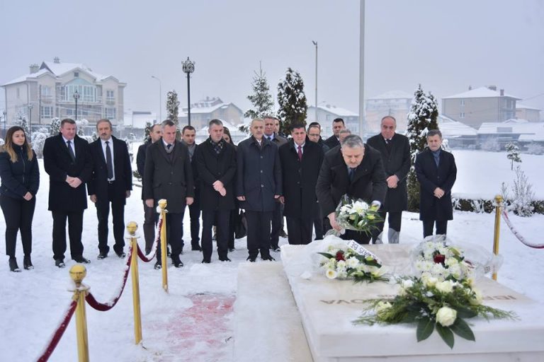 Imri Ahmeti bënë homazhe para varrit të Ibrahim Rugovës (Video)