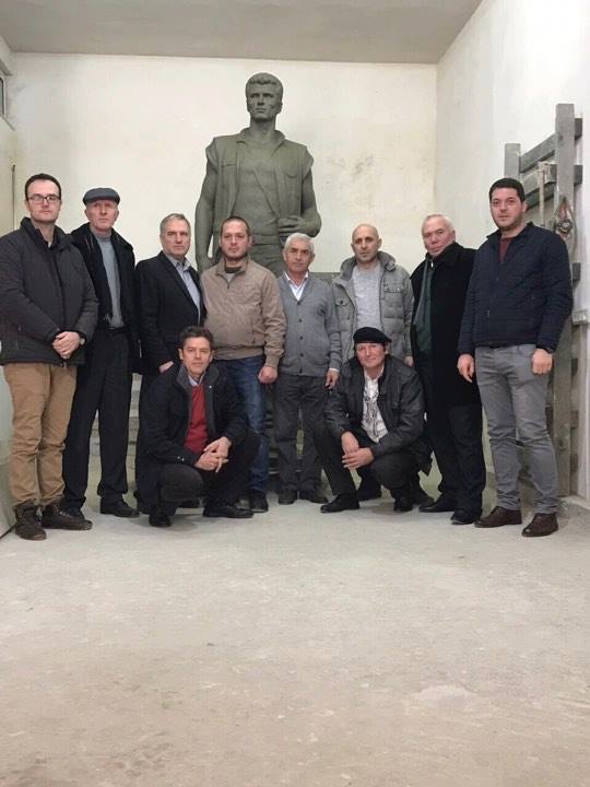 Në parkun e qytetit të Lipjant së shpejti do të vendoset shtatorja e Heroit të Kombit Ismet Asllani
