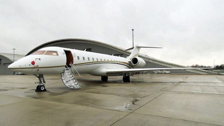 Policia britanike konfiskon 500 kilogramë kokainë brenda një aeroplani privat, arrestohen 5 persona (Foto)